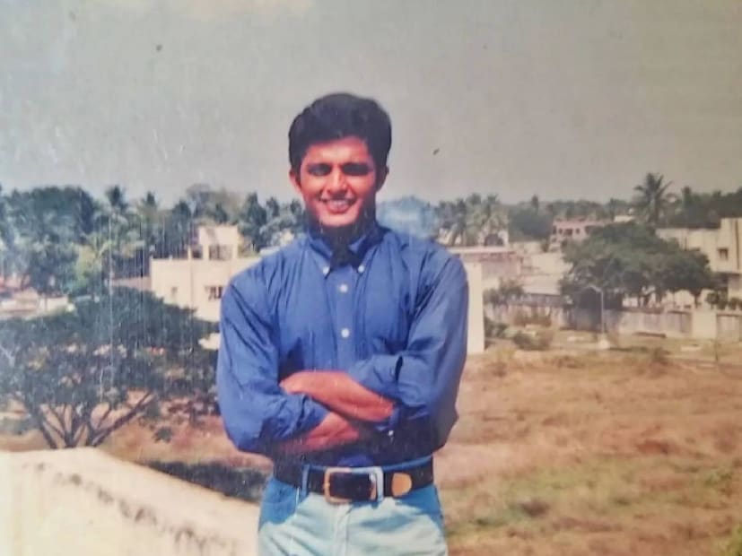 ഇതാണ് ഫോട്ടോയിൽ കണ്ട ജ്യേഷ്‌ഠൻ, അഥവാ മധു വാര്യർ. അനുജത്തി മഞ്ജു വാര്യരും. മലയാളി കുടുംബത്തിലെ കുട്ടികൾ എങ്കിലും, രണ്ടുപേരും നാഗർകോവിലിലായിരുന്നു അവരുടെ കുട്ടിക്കാലം ചിലവിട്ടത്. അച്ഛൻ മാധവന് ഇവിടെയായിരുന്നു ജോലി. അച്ഛനും അമ്മ ഗിരിജയ്ക്കും ഒപ്പമാണ് കുട്ടികളായ മധുവും മഞ്ജുവും വളർന്നത്. പിൽക്കാലത്ത്, മഞ്ജു നൃത്തത്തിൽ പ്രതിഭ തെളിയിച്ചതും, കലോത്സവ വേദികളിലൂടെ സിനിമയിലെത്തി. പിന്നെ തിരിഞ്ഞു നോക്കേണ്ടി വന്നിട്ടില്ല മഞ്ജുവിന് 