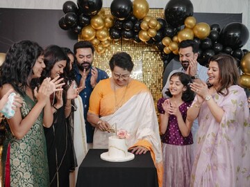 മക്കളും മരുമക്കളും കൊച്ചുമക്കളും; മല്ലിക സുകുമാരന് പിറന്നാൾ ആഘോഷം മക്കളും മരുമക്കളും കൊച്ചുമക്കളും; മല്ലിക സുകുമാരന് പിറന്നാൾ ആഘോഷം