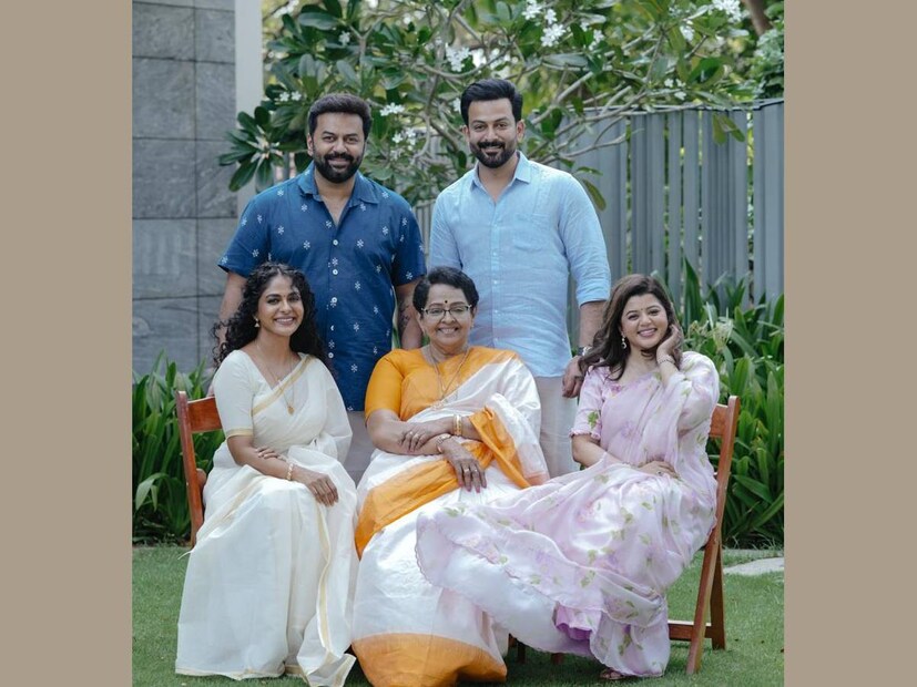 അമ്മയ്ക്ക് എന്നും പ്രായം 16 ആയിരിക്കട്ടെ എന്നാണ് പൃഥ്വിരാജ് ആശംസിച്ചത്. പിറന്നാൾ ചിത്രങ്ങളും സോഷ്യൽ മീഡിയയിൽ പോസ്റ്റ് ചെയ്തിട്ടുണ്ട്. മുംബൈയിലേക്ക് താമസം മാറിയെങ്കിലും, പൃഥ്വിരാജിന്റെ കൊച്ചിയിലെ വീട്ടിൽ വച്ചാണ് അമ്മയുടെ പിറന്നാൾ ആഘോഷം നടന്നത്. അമ്മ മല്ലിക സുകുമാരൻ വർഷങ്ങളായി തിരുവനന്തപുരത്തെ വീട്ടിലാണ്. ഇടയ്ക്കിടെ രണ്ടു മക്കളുടെയും ഒപ്പം മല്ലിക അമ്മയായും, അമ്മായിയമ്മയായും, മുത്തശ്ശിയായും നിറയും. കൊച്ചുമക്കൾ മൂന്നുപേർക്കും അവരുടെ അച്ഛമ്മ നല്ല സുഹൃത്താണ്. തിരുവനന്തപുരത്തെ വീടിന് ഇന്ദ്രജിത്തിന്റെ മൂത്തമകൾ പ്രാർത്ഥനയുടെ പേരാണുള്ളത് 