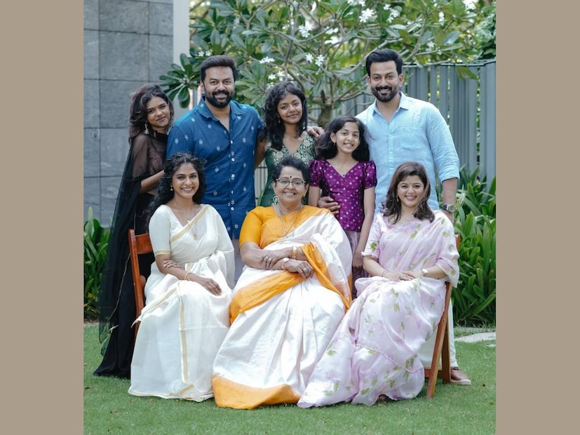 കൊച്ചുമക്കളിൽ മടിയിൽ ഇരുത്താൻ പ്രായമുള്ള ഒരാൾ ഇനി പൃഥ്വിരാജിന്റെ മകൾ അല്ലി എന്ന് വിളിക്കുന്ന അലംകൃത മാത്രമാണ്. അല്ലി മോൾ അച്ഛമ്മയുടെ മടിയിൽ ഇരിപ്പുറപ്പിച്ചിട്ടുണ്ട്. മല്ലിക സുകുമാരന്റെ രണ്ടു മക്കൾക്കും പുത്തൻ താമസസ്ഥലം ഉറച്ച വർഷം കൂടിയായിരുന്നു ഇത്. ഇന്ദ്രജിത്തും പൂർണിമയും വർഷങ്ങളായുള്ള ഫ്ളാറ്റിലെ താമസം ഒഴിവാക്കി, ഒരു വീടുവച്ച് താമസം ആരംഭിച്ചത് ഈ വർഷമാണ്. ഇക്കൊല്ലമായിരുന്നു പാലുകാച്ചൽ. പൃഥ്വിരാജ് ഭാര്യയെയും മകളെയും കൊണ്ട് മുംബൈയിലേക്ക് താമസം മാറുകയും ചെയ്‌തു