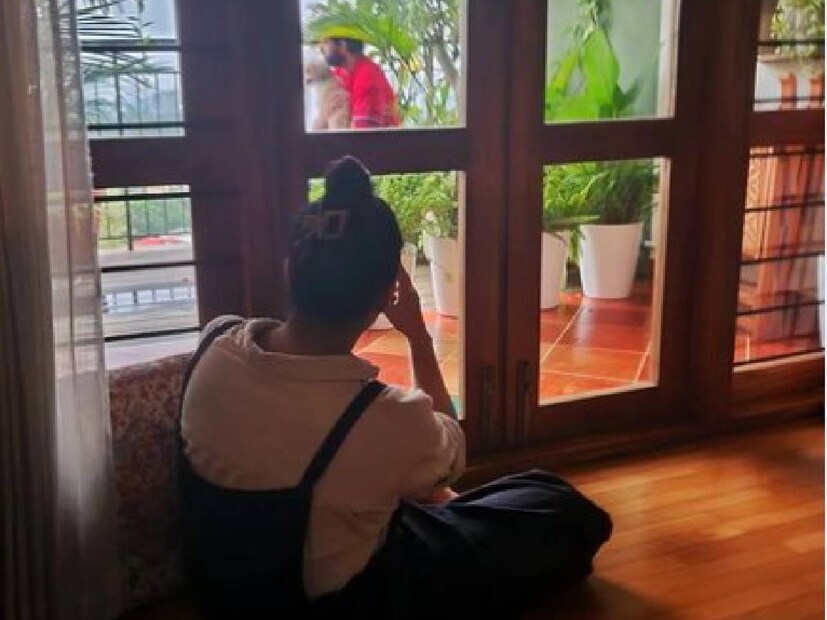 ഇന്ന് ആ ചേട്ടനെ ക്യാമറയിൽ പകർത്തുന്ന അനുജത്തിയാണ് ഇവിടെയുള്ളത്. രണ്ടുപേരെയും നിങ്ങൾ ക്യാമറയ്ക്ക് മുന്നിൽ കണ്ടു കഴിഞ്ഞു. ഒരാൾ ക്യാമറയ്ക്ക് പിന്നിലും പ്രതിഭ തെളിയിച്ചു. ക്ലൂ ഒന്നും ചോദിക്കേണ്ട ആവശ്യമില്ല ഇവിടെ. അത്രയേറെ പരിചിതമാണ് ആ രണ്ടുപേരും (തുടർന്ന് വായിക്കുക)