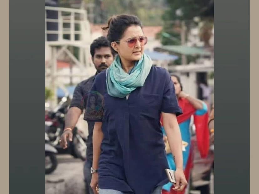 'ഹൗ ഓൾഡ് ആർ യു' എന്ന സിനിമയിൽ കുഞ്ചാക്കോ ബോബന്റെ നായികയായി മഞ്ജു വാര്യർ മടങ്ങിയെത്തി. മലയാളത്തിൽ മോഹൻലാൽ, സുരേഷ് ഗോപി, ജയറാം, ദിലീപ് എന്നിവരുടെ നായികയായും, മമ്മൂട്ടിയുടെ ഒപ്പവും അഭിനയിച്ച പാരമ്പര്യമുണ്ട് മഞ്ജു വാര്യർക്ക്. പരസ്യ ചിത്രത്തിലൂടെ അമിതാഭ് ബച്ചന്റെ കൂടെയും മഞ്ജു വാര്യർ വേഷമിട്ടു. യുവതലമുറയിലെ നിരവധി താരങ്ങൾക്കൊപ്പം മഞ്ജു വാര്യർ ഇതിനോടകം അഭിനയിച്ചു കഴിഞ്ഞു. രണ്ടാം വരവിൽ 'ലേഡി സൂപ്പർസ്റ്റാർ' എന്ന പദവിയും മഞ്ജുവിന് ലഭിച്ചു 