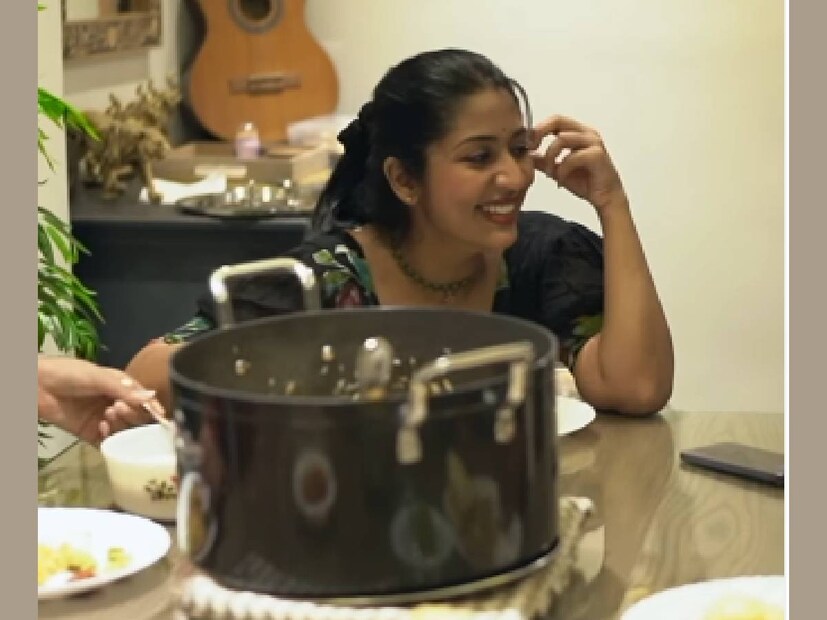 മുഖ്യമന്ത്രിയുടെ കുടുംബത്തെയോ, അല്ലെങ്കിൽ അദ്ദേഹത്തിന്റെ ഭാര്യയെക്കുറിച്ചോ പൊതുവേ എവിടെയും അധികം ചർച്ച ചെയ്യപ്പെടാതെ പോയ ഒരു വിഷയവുമായാണ് നവ്യ നായരുടെ വരവ്. കമല വിജയൻ മികച്ച ഒരു പാചകക്കാരിയാണ്. അത് നേരിട്ട് കണ്ടുമനസിലാക്കാൻ നവ്യക്ക് അവസരം ലഭിച്ചിട്ടുണ്ട്. കാണാൻ മാത്രമല്ല, രുചിക്കാനും, ആ റെസിപ്പി പഠിക്കാനും എല്ലാം നവ്യക്ക് സാഹചര്യമുണ്ടായി. ഇന്നിപ്പോൾ ഒരു കമല വിജയൻ റെസിപ്പി നവ്യ പരീക്ഷിച്ച് വിജയിച്ചിരിക്കുന്നു (തുടർന്ന് വായിക്കുക)