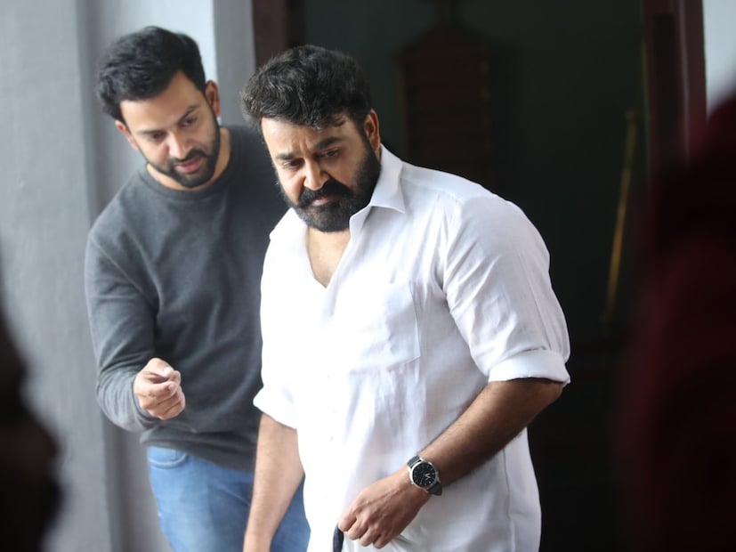  ഞാൻ, അമ്മ, അച്ഛൻ, പിന്നെ ലാലേട്ടൻ, പൃഥ്വിരാജ്, ക്യാമറമാൻ പി.സുകുമാർ ഇവരൊക്കെയുണ്ടായിരുന്നു ആ ലോകത്ത്. കൃഷ്ണമണിയൊക്കെ പുറത്തേക്ക് ഉന്തി വീണു കിടക്കുന്ന, ദേഹത്ത് മുഴുവൻ കുമിളകളുള്ള ജീവി തന്നെ ആക്രമിക്കാൻ ശ്രമിച്ചു. ഇതിൽ നിന്ന് എന്നെ രക്ഷപ്പെടുത്താൻ സുകുവേട്ടൻ, രാജു ചേട്ടൻ, ലാലേട്ടൻ ഇവരൊക്കെയാണ് എത്തിയതെന്നും നവ്യ പറഞ്ഞു.