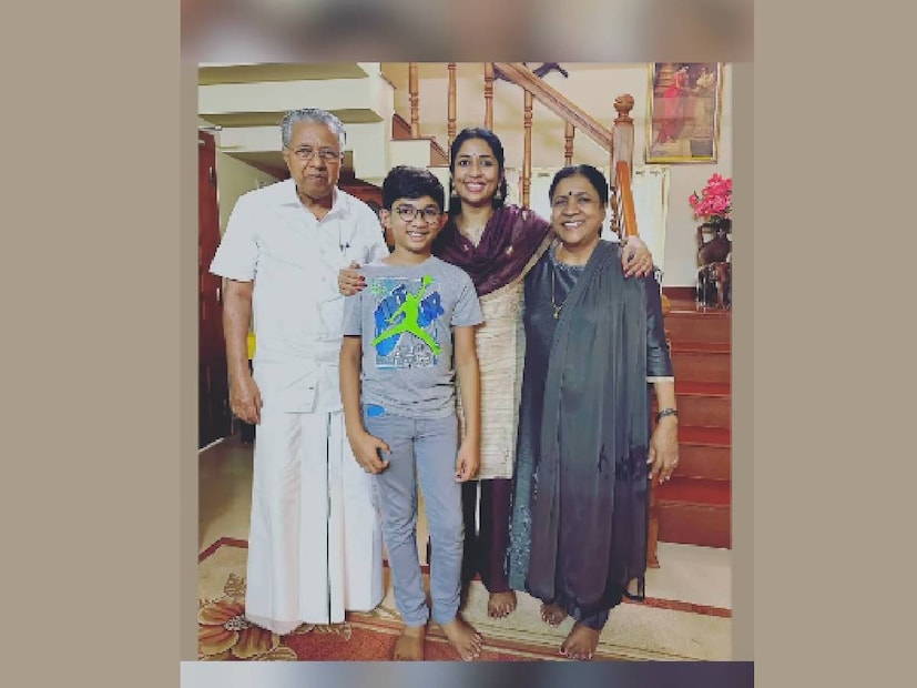 ഒരിക്കൽ കുക്കിംഗ് തനിക്കു പറ്റിയ പരിപാടിയല്ല എന്ന് പറഞ്ഞ നവ്യ ട്രോളുകൾ നേരിട്ടു എങ്കിൽ, ഇപ്പോഴിതാ നവ്യ ഒരു കലക്കൻ ബിരിയാണി ഉണ്ടാക്കി അവരുടെ പ്രേക്ഷകരുടെ മുന്നിൽ എത്തിയിരിക്കുന്നു. നവ്യയെ ചിക്കൻ ബിരിയാണിയും മട്ടൻ ബിരിയാണിയും ഉണ്ടാക്കാൻ പഠിപ്പിച്ചത് കമല വിജയനാണ്. അങ്ങനെ ബിരിയാണി ചെമ്പിൽ എന്തെല്ലാം പരീക്ഷിച്ചാൽ രുചികരമായ ബിരിയാണി കിട്ടും എന്ന് പഠിച്ച നവ്യ അതേ പാചകപ്പുരയിൽ കൊതിയൂറുന്ന ചെമ്മീൻ ഫ്രൈ അങ്ങനെ വറുത്തുകോരുന്നതും കണ്ടും. വരുന്ന വഴിയിൽ ആ റെസിപ്പിയും നവ്യ മനഃപാഠമാക്കി