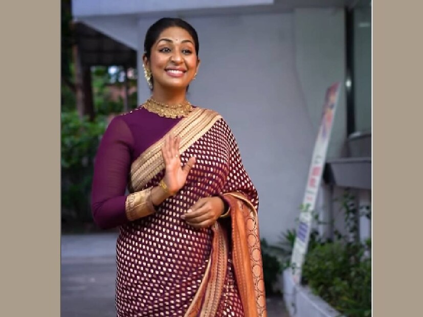 പ്രോൺസ് ഫ്രൈ അഥവാ ചെമ്മീൻ വറുത്തത് ഉണ്ടാക്കാൻ പഠിപ്പിച്ചത് പ്രിയപ്പെട്ട കമല ആന്റി ആണെങ്കിലും, ഈ ബിരിയാണി സ്വന്തം മനോധർമ്മം അനുസരിച്ച് നവ്യ മോഡിഫൈ ചെയ്ത് അവതരിപ്പിച്ചതാണ്. നവ്യയുടെ കൈകൊണ്ടുണ്ടാക്കിയ ഭക്ഷണം കഴിക്കാൻ കുടുംബവും കൂട്ടുകാരും തീന്മേശയിൽ റെഡി ആയി ഇരിപ്പുണ്ട്. യൂട്യൂബ് വീഡിയോയുടെ താഴെ വന്നിട്ടുള്ള കമന്റുകൾ വായിച്ചാൽ, നവ്യ പലരെയും കൊതിപ്പിച്ചതായി മനസിലാക്കാം. ഉറപ്പായും ഈ റെസിപ്പി പരീക്ഷിക്കും എന്ന് തറപ്പിച്ചു പറഞ്ഞവരും ഇവിടെയുണ്ട് 