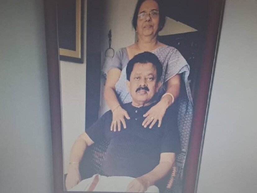 നയൻ‌താരയുടെ 40-ാം ജന്മദിനമാണിന്ന്. നയൻ‌താര എന്ന അഭിനേത്രിയേയും അവരുമായി ബന്ധപ്പെട്ട് പലതരത്തിൽ വന്ന വാർത്തകളും മാത്രമാകും പ്രേക്ഷകരുടെ അറിവിലുള്ള വിവരം. എന്നാൽ നയൻ‌താര എന്ന മകളെ അറിയാവുന്ന സ്വന്തം അമ്മയുടെ വാക്കുകൾ പ്രസക്തമാണ്. പഠനവുമായി മുന്നോട്ടു പോയിരുന്ന കുര്യൻ, ഓമന ദമ്പതികളുടെ മകൾ നയൻതാരയ്ക്ക് സിനിമയിലേക്ക് തീർത്തും അപ്രതീക്ഷിതമായാണ് സംവിധായകൻ സത്യൻ അന്തിക്കാടിന്റെ വിളി വന്നത്. ഒരു വനിതാ മാസികയുടെ കവർ ചിത്രം കണ്ടാണ് സത്യൻ അന്തിക്കാട് നയൻ‌താരയെ സിനിമയിലേക്ക് ക്ഷണിക്കുന്നതും (തുടർന്ന് വായിക്കുക)