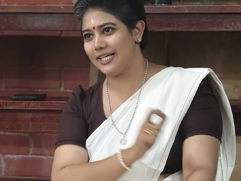 ഇവിടെ സാക്ഷാൽ തലൈവർ രജനികാന്ത് ആണ് രചന നാരായണൻകുട്ടിയുടെ സഹോദരൻ. ലിങ്കിൽ ക്ലിക്ക് ചെയ്താൽ സാക്ഷാൽ രജനികാന്തിന്റെ വിവരങ്ങൾ അടങ്ങിയ പേജ് ഓപ്പൺ ആയി വരും. മുൻപും പല താരങ്ങൾക്കും ഇത്തരത്തിൽ പേരിന്റെ പേരിലെ കളികൾ കൊണ്ട് പൊല്ലാപ്പ് ഉണ്ടായിട്ടുണ്ട്. ചിലരുടെ അച്ഛനമ്മമാരുടെ പേര് പോലും യാതൊരു ബന്ധവുമില്ലാത്ത ചില വ്യക്തികളുടെ ലിങ്കുകളിൽ കൂട്ടിക്കെട്ടപ്പെട്ടിട്ടുണ്ട്