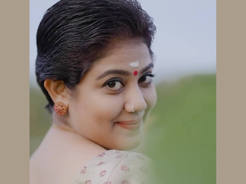 രചന കഴിഞ്ഞ ദിവസം തന്റെ സുഹൃത്തിന്റെ കൂടെയുള്ള ഒരു ചിത്രം പോസ്റ്റ് ചെയ്തിരുന്നു. രചന വീണ്ടും വിവാഹിതയാകുന്നുവോ പോലുള്ള ചോദ്യങ്ങൾ ഈ ചിത്രത്തിന്റെ ചുവടുപിടിച്ച് ഉയർന്നിരുന്നു. നന്നേ ചെറുപ്പത്തിൽ വിവാഹം ചെയ്യുകയും ആ ബന്ധം ഒഴിയുകയും ചെയ്തിരുന്നു രചന. കുറച്ചു നാളുകൾക്ക് മുൻപ് തിരുപ്പതി സന്ദർശിച്ച് രചന തല മുണ്ഡനം ചെയ്തിരുന്നു. പുതിയ ബോയ് കട്ട് ലുക്കിൽ രചന നാരായണൻകുട്ടി പൊതുപരിപാടികളിൽ പങ്കെടുക്കാറുണ്ട്. നൃത്ത പരിപാടികളിലും രചന സജീവമാണ് 