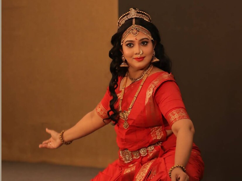 മലയാള സിനിമയിൽ ശ്രദ്ധേയ വേഷങ്ങൾ ചെയ്‌തു കഴിഞ്ഞ രചന നാരായണൻകുട്ടി, ഇംഗ്ലീഷ് ഭാഷയിൽ പ്രാവീണ്യമുള്ള അദ്ധ്യാപിക കൂടിയാണ്. ഈ തൊഴിലിൽ ദീർഘകാലം തുടർന്നില്ല എങ്കിലും, രചന ഇംഗ്ലീഷ് ഭംഗിയായി കൈകാര്യം ചെയ്യും. രചനയുടെ കീഴിൽ നൃത്തം അഭ്യസിക്കുന്ന നിരവധി വിദ്യാർത്ഥികളുമുണ്ട്. ഇടയ്ക്കിടെ അരങ്ങിൽ ചുവടുകൾ തീർക്കുന്ന തന്റെയും വിദ്യാർത്ഥിനികളുടെയും വിശേഷങ്ങളും രചന നാരായണൻകുട്ടി പങ്കിടാറുണ്ട് (തുടർന്ന് വായിക്കുക)