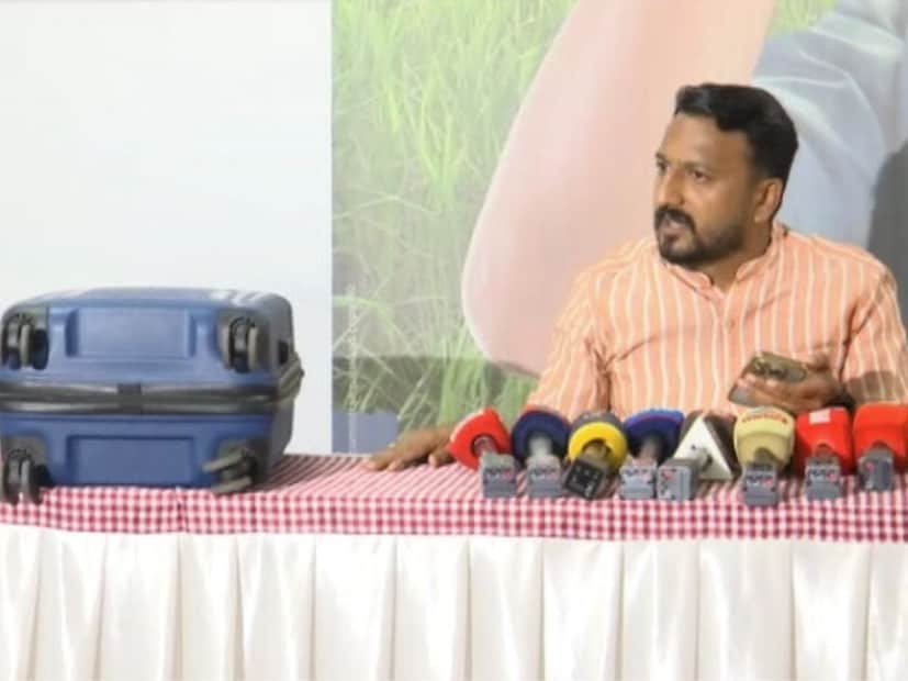 rahul mamkootathil, blue trolley bag, പാലക്കാട് നീല ട്രോളി ബാഗ്, palakkad hotel raid, hotel room raid, shanimol usman, bindu krishna, midnight police raid, hotel room in palakkad, congress woman leaders, palakkad by election, പാലക്കാട് ഹോട്ടൽ റെയ്ഡ്, ഹോട്ടല്‍ റെയ്ഡ്, ഷാനിമോൾ ഉസ്മാൻ, ബിന്ദു കൃഷ്ണ, അര്‍ധരാത്രി റെയ്ഡ്, കോൺഗ്രസ് വനിതാ നേതാക്കൾ