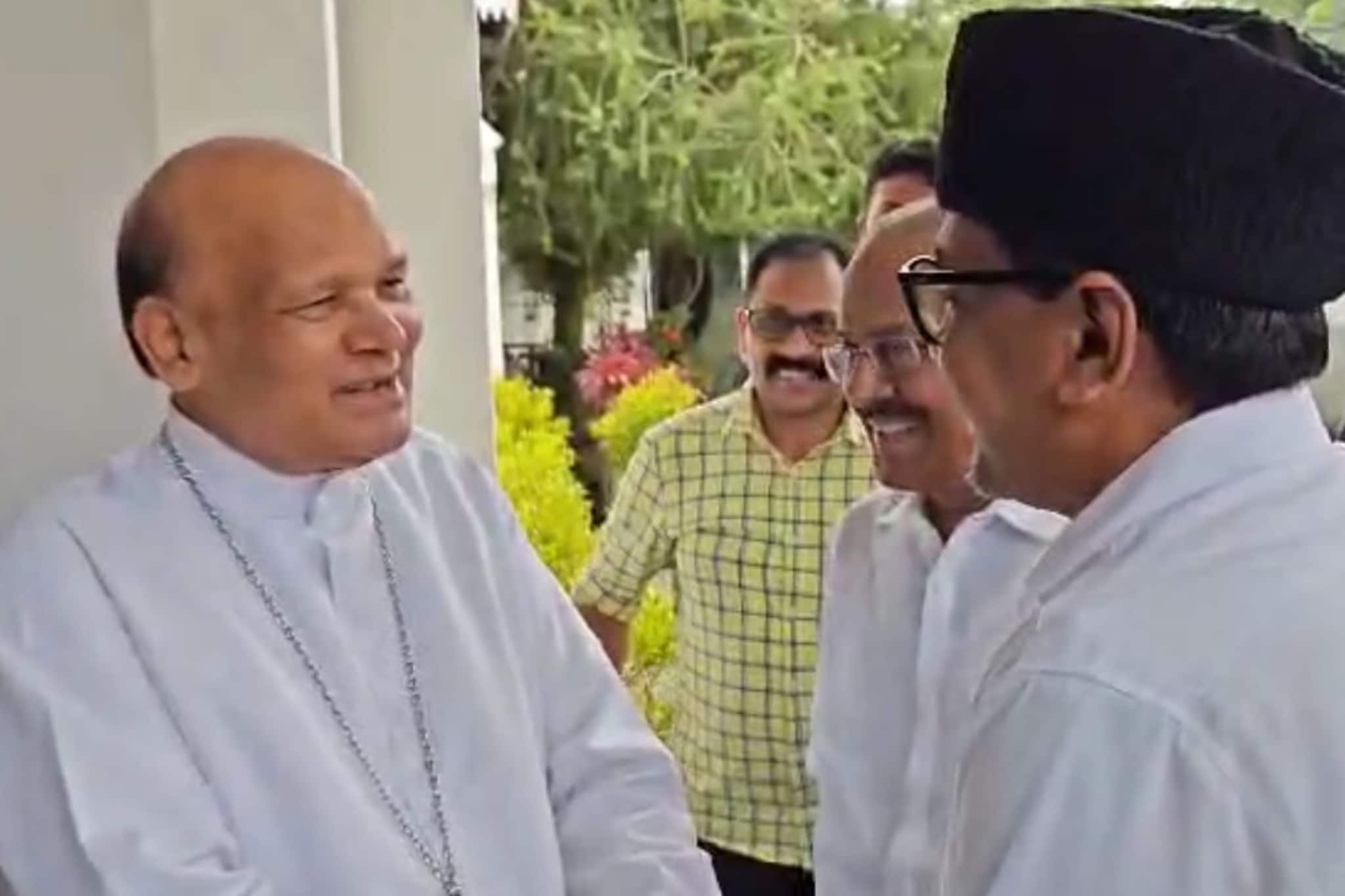 മുനമ്പം വഖഫ് ഭൂമി: പാണക്കാട് സാദിഖലി തങ്ങളും കുഞ്ഞാലിക്കുട്ടിയും വരാപ്പുഴയിലെത്തി അതിരൂപത ബിഷപ്പുമായി ചർച്ച നടത്തി