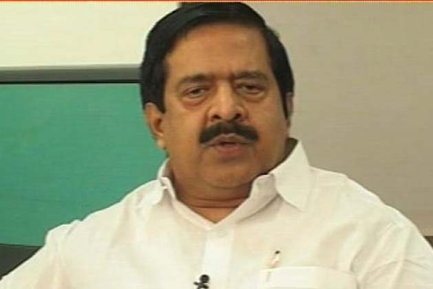  ക്‌ളാസ് റൂമില്‍ വച്ച കുട്ടികള്‍ക്ക് പാമ്പുകടിയേല്‍ക്കുന്ന അവസ്ഥയാണ് യഥാര്‍ത്ഥത്തിലുള്ളത്. അത് ശരിയാക്കിയിട്ട് പോരെയായിരുന്നോ വിദേശത്ത് നിന്ന് ഗുണമേന്മയുള്ള വിദ്യാഭ്യാസം ഇറക്കുമതി ചെയ്യുന്നത്? മുഖമന്ത്രി കഴിഞ്ഞ ദിവസം മുഖ്യമന്ത്രി വിളിച്ച വ്യവസായികളുടെ യോഗത്തില്‍, ഇവിടെയുള്ള നിക്ഷേപങ്ങള്‍ നന്നാക്കിയിട്ട് പോരെ പുതിയ നിക്ഷേപങ്ങള്‍ സ്വീകരിക്കലെന്ന് ഒരു വ്യവസായി ചോദിച്ചു. കേരളീയര്‍ക്ക് ചോദിക്കാനുള്ളതും ഇത് തന്നെയാണെന്നും രമേശ് ചെന്നിത്തല പറഞ്ഞു