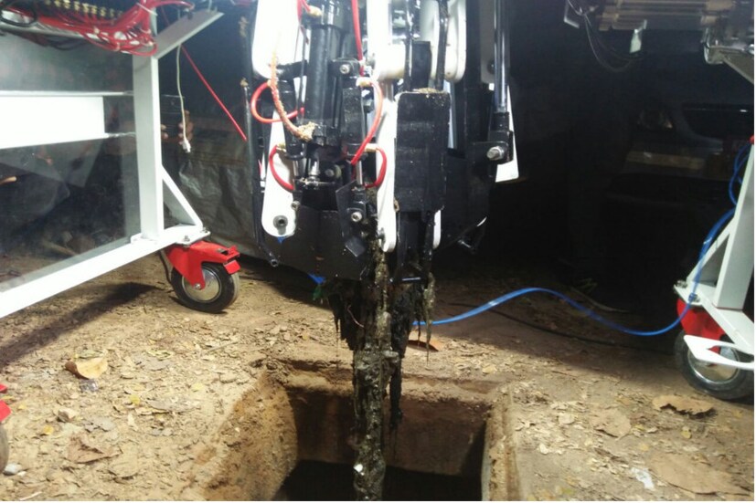  ബാന്‍റികൂട്ട് മാൻഹോൾ വൃത്തിയാക്കുന്നു