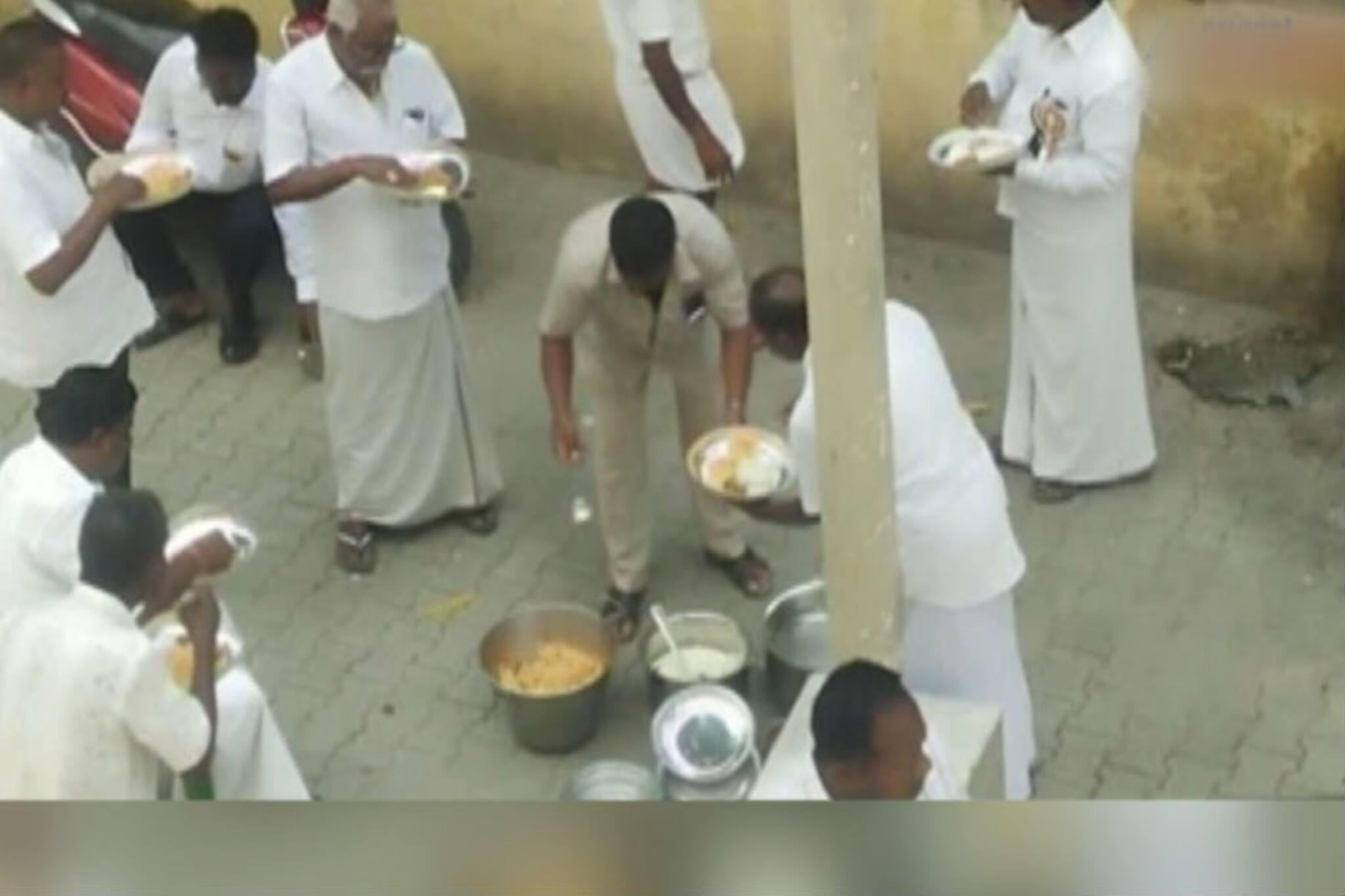 ബിരിയാണി കഴിച്ചും കള്ള് കുടിച്ചും നിരാഹാരം നടത്തുന്ന എഐഎഡിഎംകെ പ്രവര്‍ത്തകര്‍