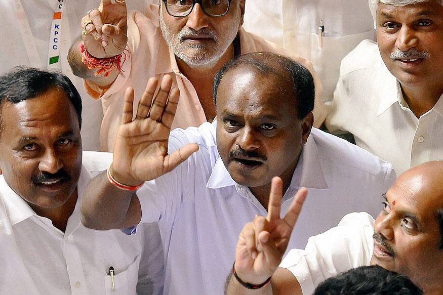 കൂടുതൽ എംഎൽഎമാർ രാജിവെച്ചേക്കുമെന്നാണ് സൂചന. ഇന്ന് രാവിലെ രാജി സമർപ്പിച്ചുവെന്ന് ആനന്ദ് സിംഗ് പ്രതികരിച്ചു. എന്നാൽ രാജിയിലേക്ക് നയിച്ച കാരണം വ്യക്തമാക്കാൻ അദ്ദേഹം തയാറായില്ല. ഗവർണർ വാജുഭായി വാലയെ കണ്ട് കാര്യങ്ങൾ വിശദീരിക്കുമെന്നും അദ്ദേഹം പറഞ്ഞു. കൂടുതൽ എംഎൽഎമാർ രാജിവെച്ചേക്കുമെന്നാണ് സൂചന. ഇന്ന് രാവിലെ രാജി സമർപ്പിച്ചുവെന്ന് ആനന്ദ് സിംഗ് പ്രതികരിച്ചു. എന്നാൽ രാജിയിലേക്ക് നയിച്ച കാരണം വ്യക്തമാക്കാൻ അദ്ദേഹം തയാറായില്ല. ഗവർണർ വാജുഭായി വാലയെ കണ്ട് കാര്യങ്ങൾ വിശദീരിക്കുമെന്നും അദ്ദേഹം പറഞ്ഞു.