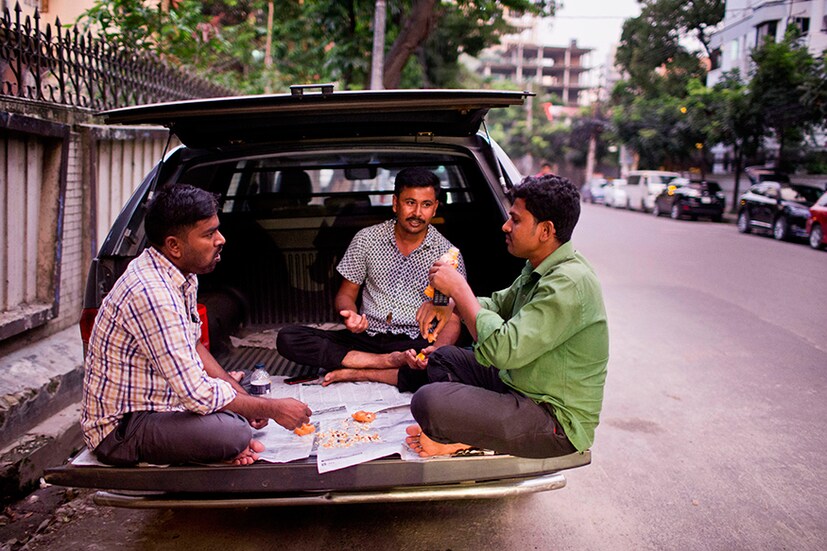  ബംഗ്ലാദേശിൽ കാറിനുള്ളിൽ നോമ്പ് തുറക്കുന്നവർ