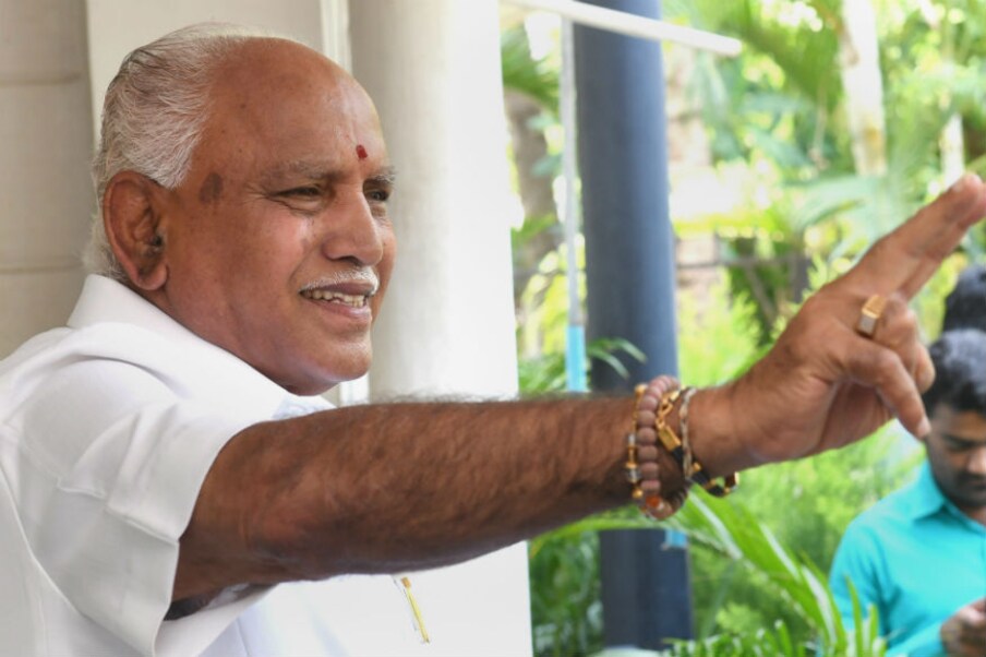  2018 മെയില്‍ നടന്ന നിയമസഭാ തെരഞ്ഞെടുപ്പില്‍ ബിജെപി 104 സീറ്റും, കോണ്‍ഗ്രസ് 78 സീറ്റും ജെഡിഎസ് 37 സീറ്റും നേടി. സര്‍ക്കാരുണ്ടാക്കാന്‍ കോണ്‍ഗ്രസും ജെ.ഡി.എസും സഖ്യമുണ്ടാക്കിയെങ്കിലും ഗവര്‍ണര്‍ വാജുഭായ് വാല ക്ഷണിച്ചത് ബിജെപിയെ. കോണ്‍ഗ്രസ് കോടതിയെ സമീപിച്ചതോടെ നാടകീയ സംഭവങ്ങള്‍. അര്‍ദ്ധരാത്രിയിലെ വാദം കേള്‍ക്കലിനുശേഷം ബി എസ് യെദ്യൂരപ്പയുടെ സത്യപ്രതിജ്ഞ തടയണമെന്ന ഹര്‍ജി സുപ്രീംകോടതി തളളി. മെയ് 17-ന് യെദ്യൂരപ്പയുടെ സത്യപ്രതിജ്ഞ. പിന്നെ കണ്ടത് രാജ്യം ഇതുവരെ കാണാത്ത കുതിരക്കച്ചവട നീക്കങ്ങള്‍. എം.എല്‍.എമാരെ വിട്ടുകൊടുക്കാതെ ഡി.കെ ശിവകുമാറിന്റെ നേതൃത്വത്തില്‍ കോണ്‍ഗ്രസ് മെനഞ്ഞ തന്ത്രങ്ങള്‍ ഫലം കണ്ടു. മെയ് 19-ന് വിശ്വാസവോട്ടെടുപ്പിന് തൊട്ടുമുന്‍പ് യെദിയൂരപ്പയുടെ രാജിപ്രഖ്യാപനം.