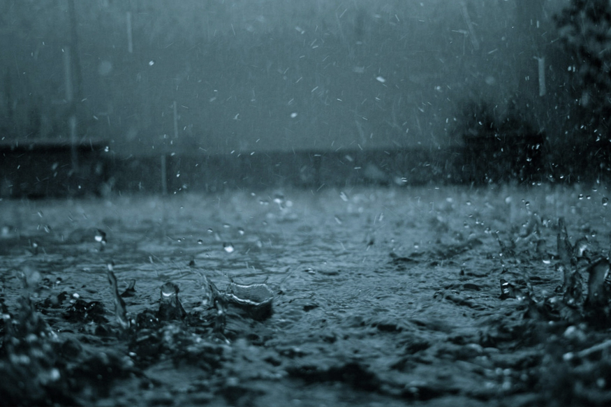  തിരുവനന്തപുരം: ശക്തമായ മഴയുണ്ടായേക്കാമെന്ന സാധ്യത കണക്കിലെടുത്ത് വിവിധ ജില്ലകളില്‍ കേന്ദ്ര കാലാവസ്ഥാ നിരീക്ഷണ കേന്ദ്രം റെഡ്, ഓറഞ്ച് അലര്‍ട്ടുകള്‍ പ്രഖ്യാപിച്ചു. ആഗസ്റ്റ് ആറുമുതല്‍ ഒമ്പത് വരെയാണ് മുന്നറിയിപ്പുകള്‍. ആഗസ്റ്റ് എട്ടിന് ഇടുക്കി,മലപ്പുറം,കോഴിക്കോട് എന്നി ജില്ലകളിലാണ് റെഡ് അലര്‍ട്ട് പ്രഖ്യാപിച്ചിട്ടുള്ളത്. റെഡ് പ്രഖ്യാപിക്കപ്പെട്ട ജില്ലകളില്‍ അതിതീവ്ര മഴ ( 24 മണിക്കൂറില്‍ 204 മില്ലീമീറ്റര്‍ മഴ) പെയ്യാനുള്ള സാധ്യതയാണ് പ്രവചിച്ചിരിക്കുന്നത്.