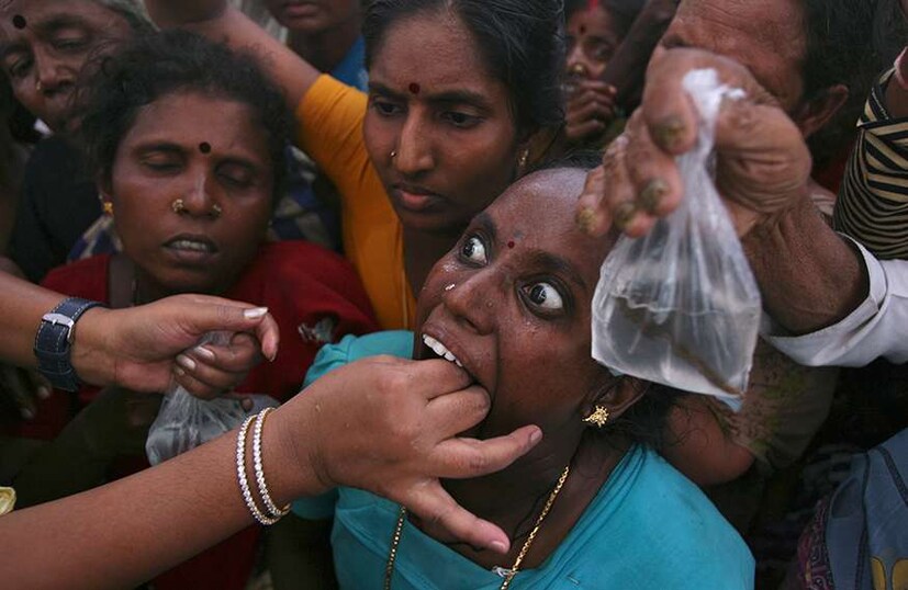  ഹൈദരാബാദിൽ ആസ്ത്മ സുഖപ്പെടുത്തുന്നതിനായി മത്സ്യത്തെ ജീവനോടെ വിഴുങ്ങുന്നു