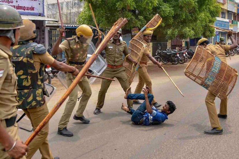  തൂത്തുക്കുടി വേദാന്ത സ്റ്റെർലൈറ്റ് കമ്പനിക്കെതിരെ പ്രതിഷേധം നടത്തിയ പ്രതിഷേധക്കാരിലൊരാളെ പൊലീസ് തല്ലിച്ചതയ്ക്കുന്നു