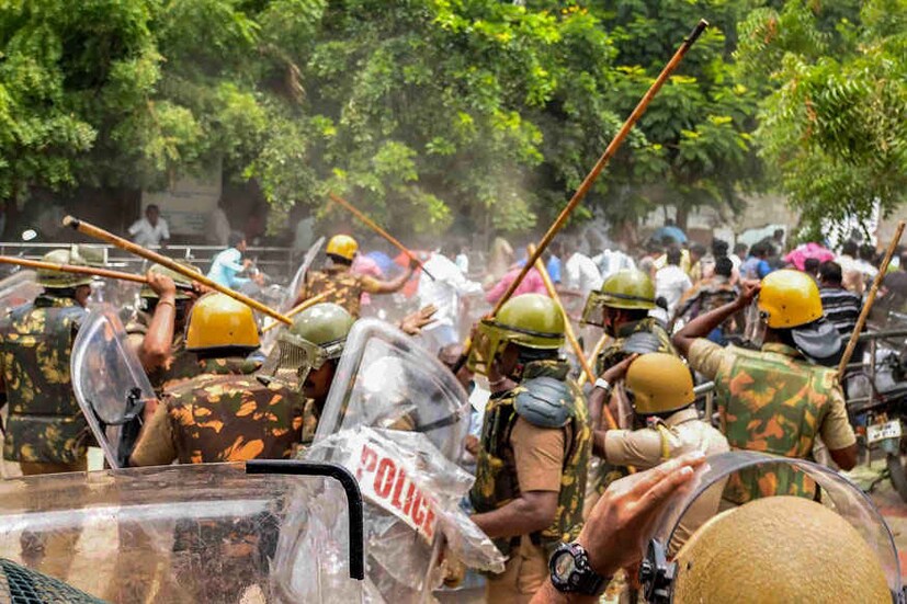  വേദാന്ത സ്റ്റെർലൈറ്റ് കമ്പനിക്കെതിരെ സമരം നടത്തിയവർക്കു നേരെ പൊലീസിന്റെ ലാത്തിച്ചാർജ്