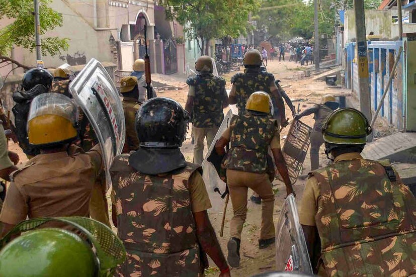  പ്രതിഷേധക്കാരെ പൊലീസ് ഓടിക്കുന്നു
