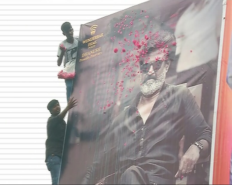  രജനിയുടെ പോസ്റ്ററിൽ പുഷ്പവൃഷ്ടി നടത്തുന്ന ആരാധകർ