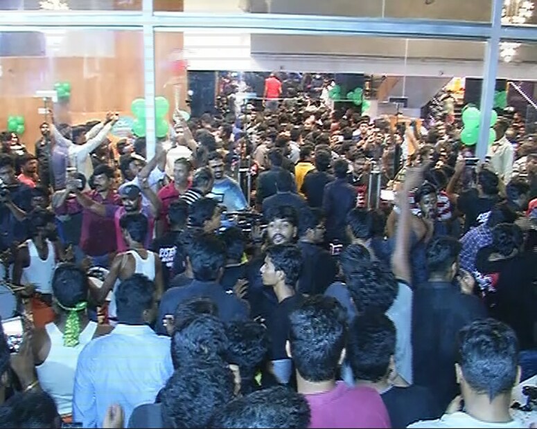  കാലാ റിലീസ് ആഘോഷിക്കുന്ന ആരാധകർ