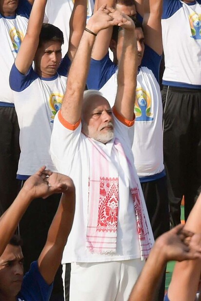  യോഗ മുറകളുമായി മോദി