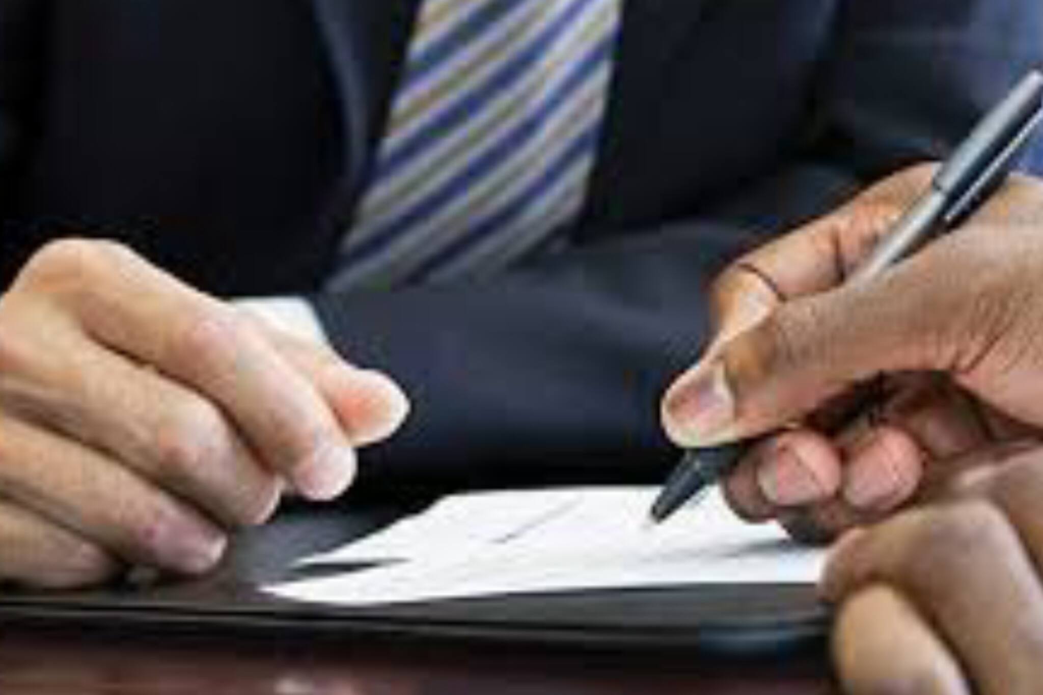 ഇടപാടുകാരന്റെ പേരിൽ ആൾമാറാട്ടം; ദുബായിൽ ബാങ്ക് ജീവനക്കാരന്റെ നേതൃത്വത്തിൽ തട്ടിയെടുത്തത് പ