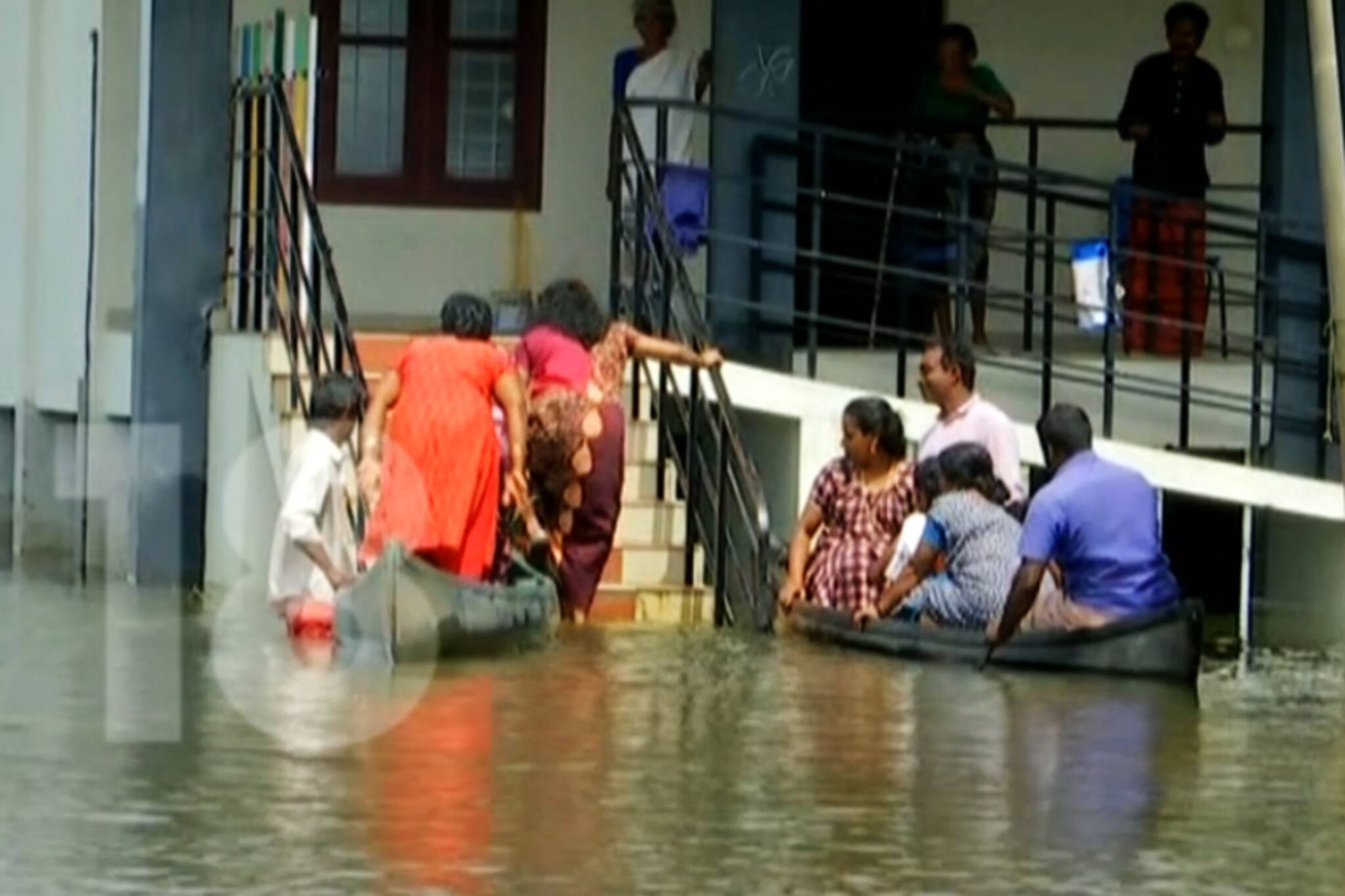 വെള്ളക്കെട്ടിന് നടുവിൽ ദുരിതാശ്വാസ ക്യാമ്പ്