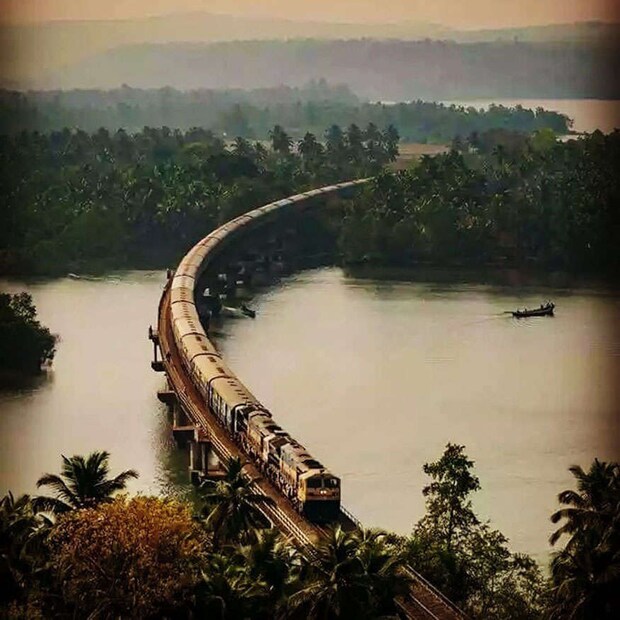  രത്നഗിരി-മഡഗോൺ-ഹോനവർ-മാംഗളൂർ, കൊങ്കൺ റെയിൽവെ. അറബിക്കടൽ, വെള്ളച്ചാട്ടങ്ങൾ, സഹ്യാദ്രി മലനിരകൾ എന്നിവ താണ്ടിയുള്ള മനോഹര യാത്ര.