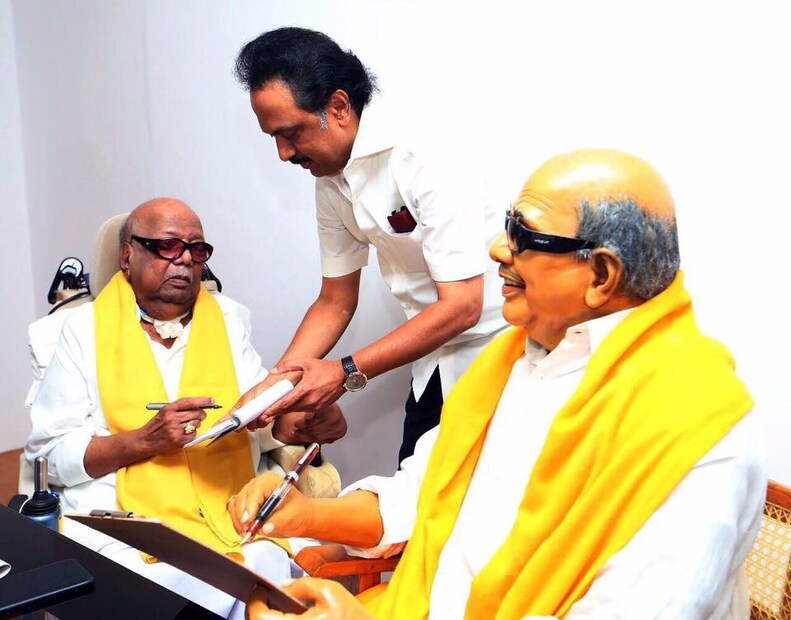  തന്‍റെ മെഴുകുപ്രതിമയ്ക്കൊപ്പം കരുണാനിധി. മകൻ സ്റ്റാലിൻ സമീപം