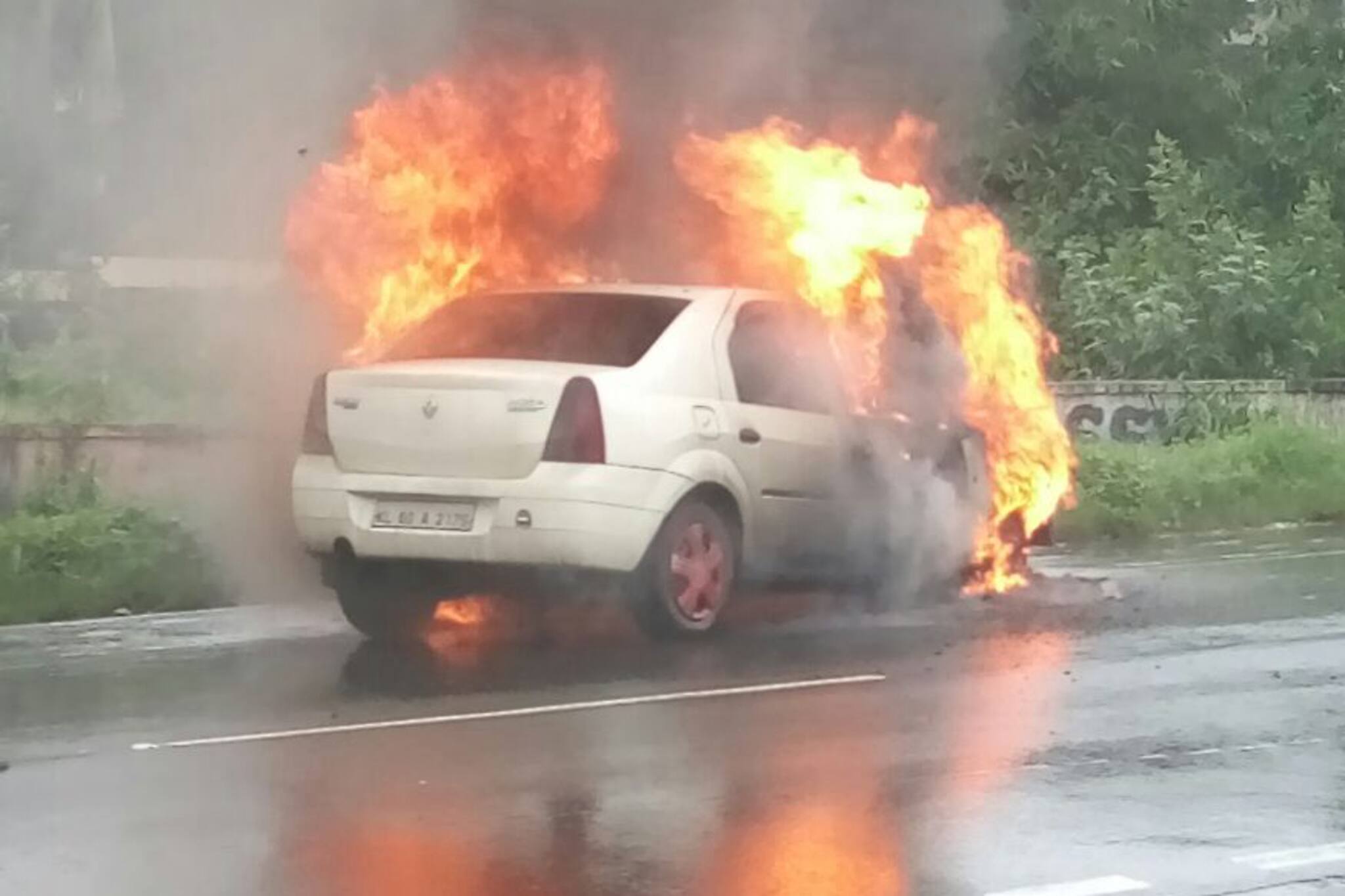 തേഞ്ഞിപ്പലത്ത് കാർ കത്തിയമർന്നു; യാത്രക്കാർ രക്ഷപ്പെട്ടത് തലനാരിഴയ്ക്ക്