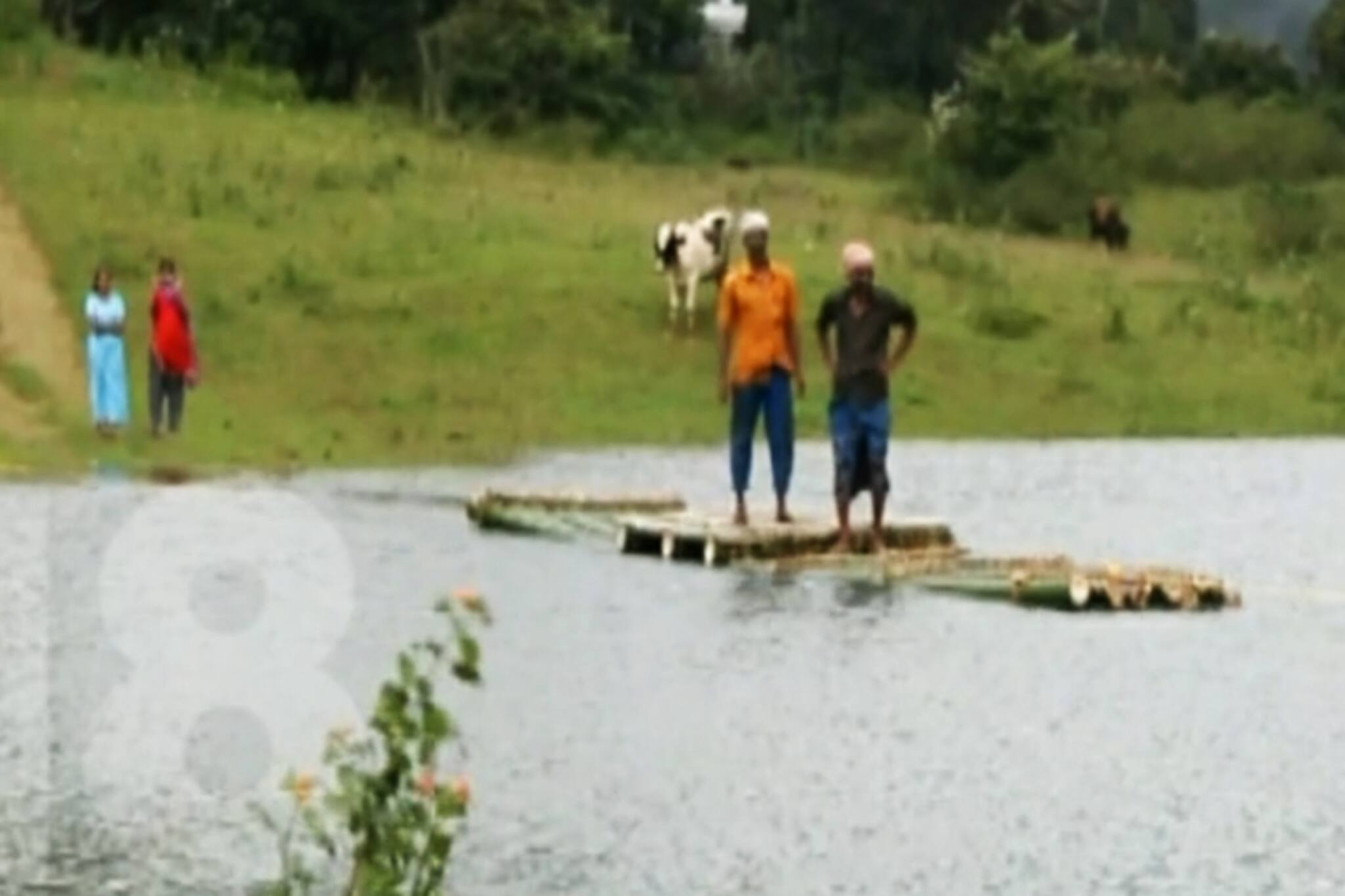 മഴയിൽ പാലം മുങ്ങി,പകരം ചങ്ങാടം നിർമ്മിച്ച് നാട്ടുകാർ
