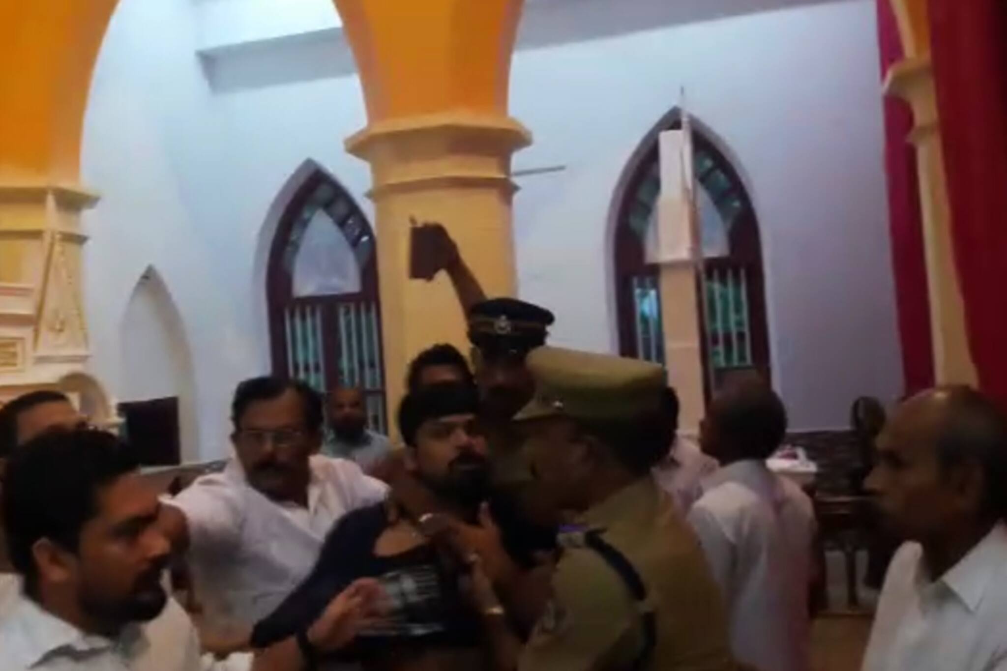 വെഞ്ചരിപ്പിനിടെ പള്ളിയിൽ കയ്യാങ്കളി