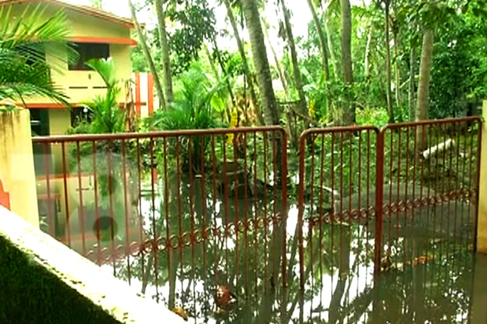 വീട് കുളമാക്കിയ റോഡ് നിർമ്മാണം