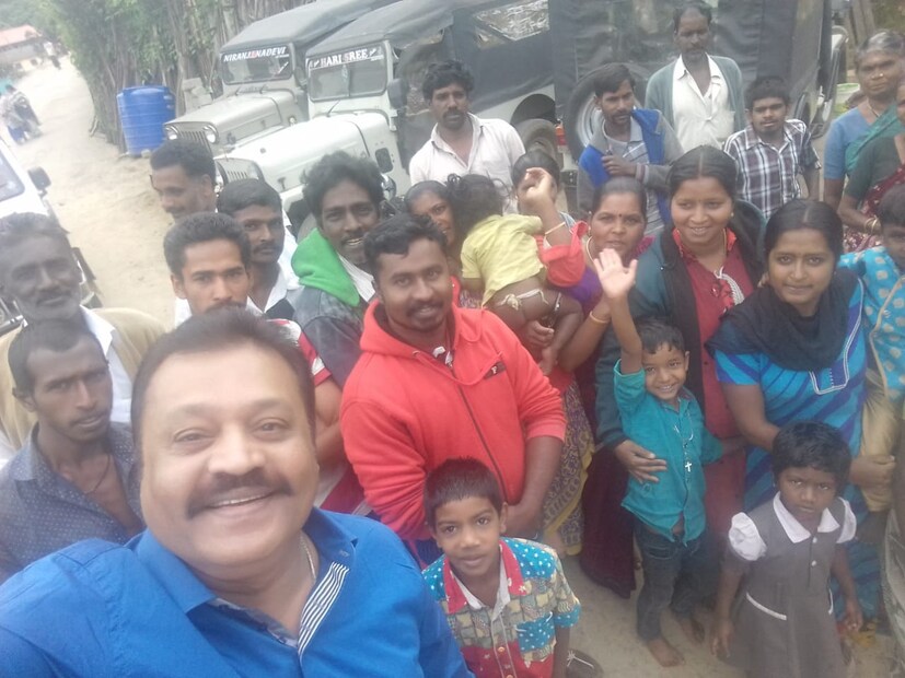  നാട്ടുകാർക്കൊപ്പം സെൽഫി എടുക്കുന്ന സുരേഷ് ഗോപി എം.പി