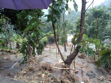 ദുരിതം വിതച്ച് മഴ; ചിത്രങ്ങളിലൂടെ