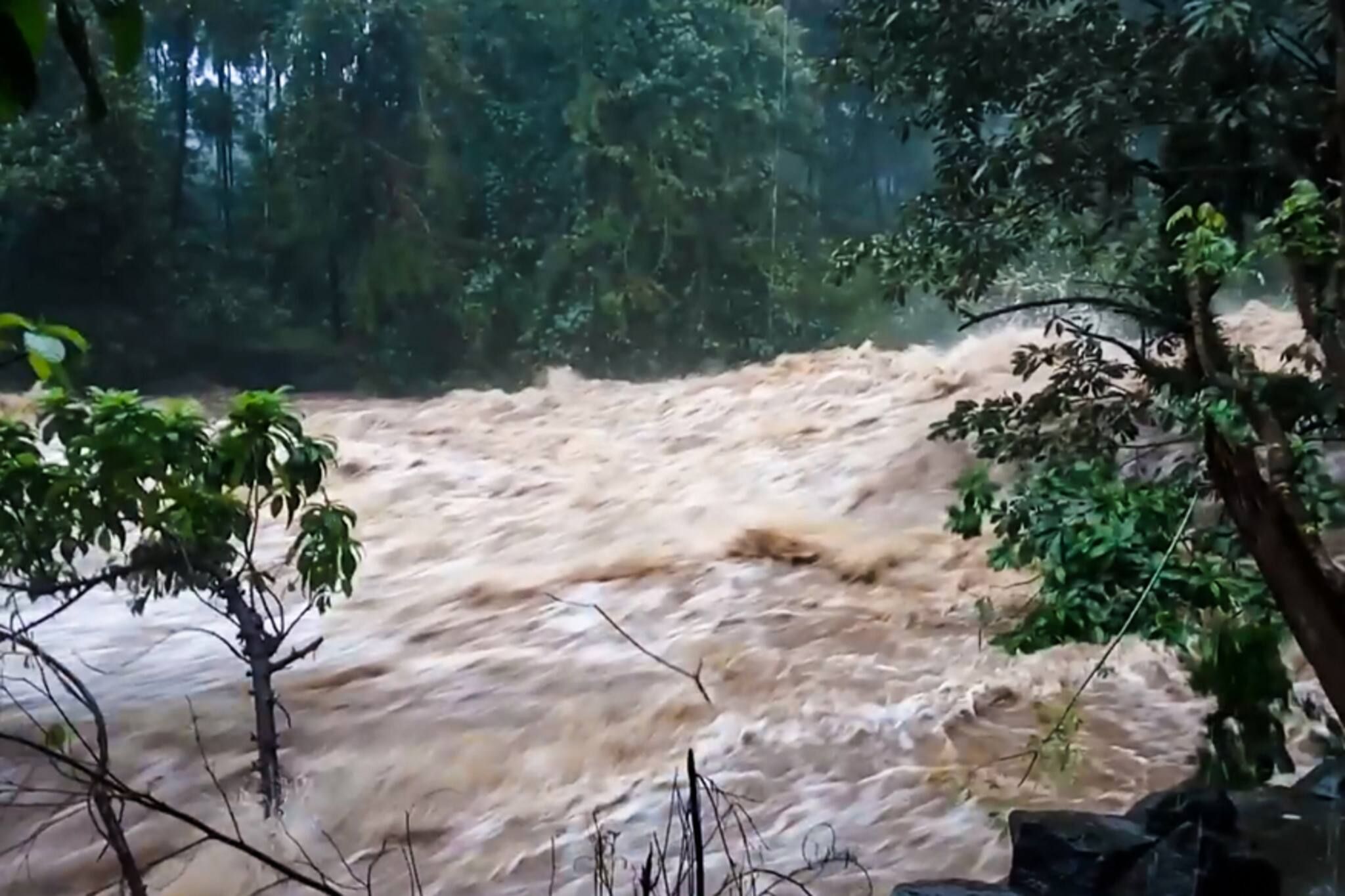 വനത്തിൽ ഉരുൾപൊട്ടിയതിനെത്തുടർന്ന് കോഴിക്കോട് ചാലിപ്പുഴയിലെ മലവെള്ളപ്പാച്ചിൽ