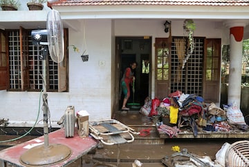 പ്രളയ ബാക്കിവെച്ച മാലിന്യം; ശുചീകരണവുമായി കേരളം പ്രളയ ബാക്കിവെച്ച മാലിന്യം; ശുചീകരണവുമായി കേരളം