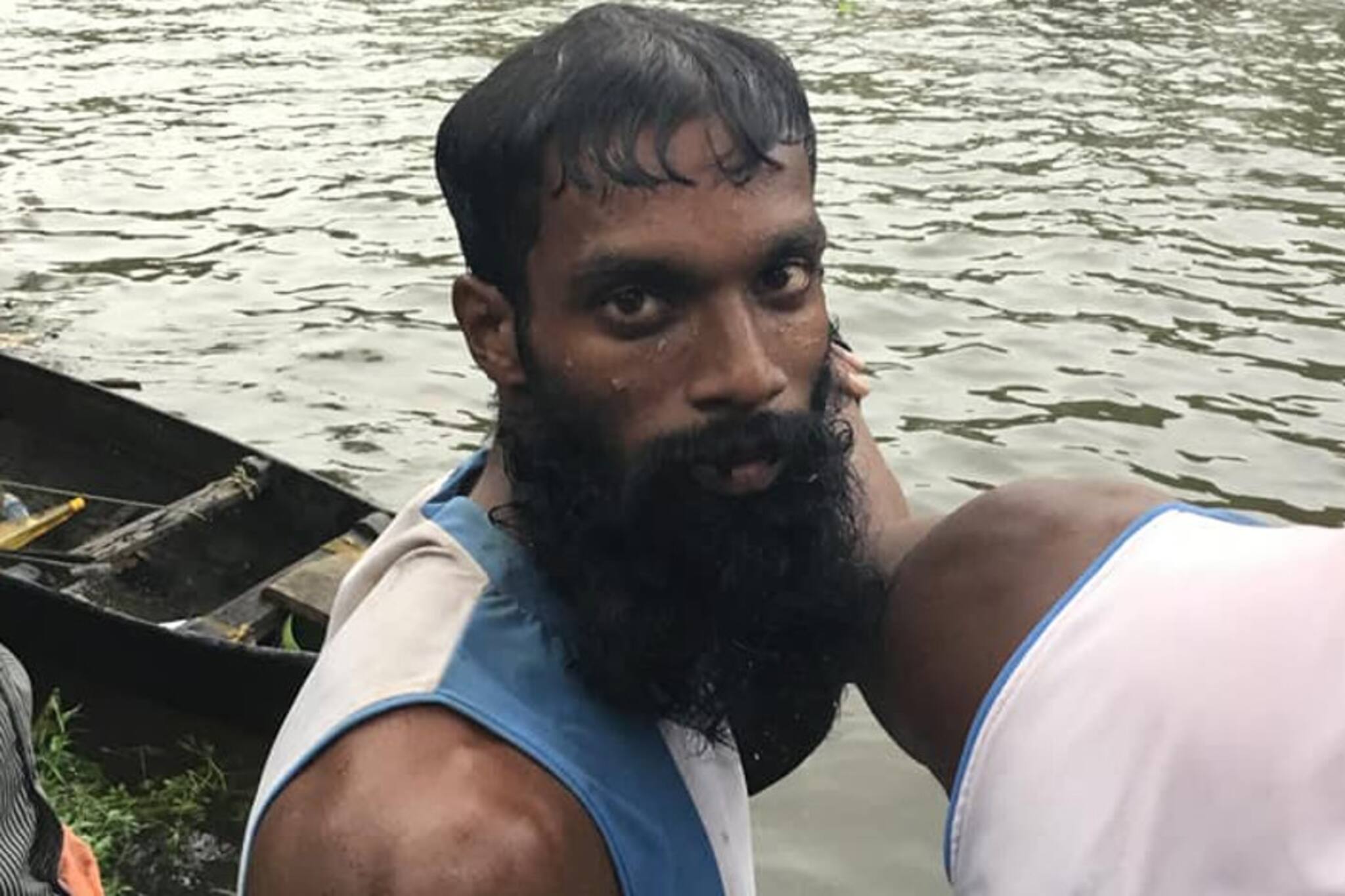 മിന്നൽ വേഗത്തിൽ കുട്ടിയെ രക്ഷിച്ച തുഴച്ചിൽക്കാരൻ താരമായി