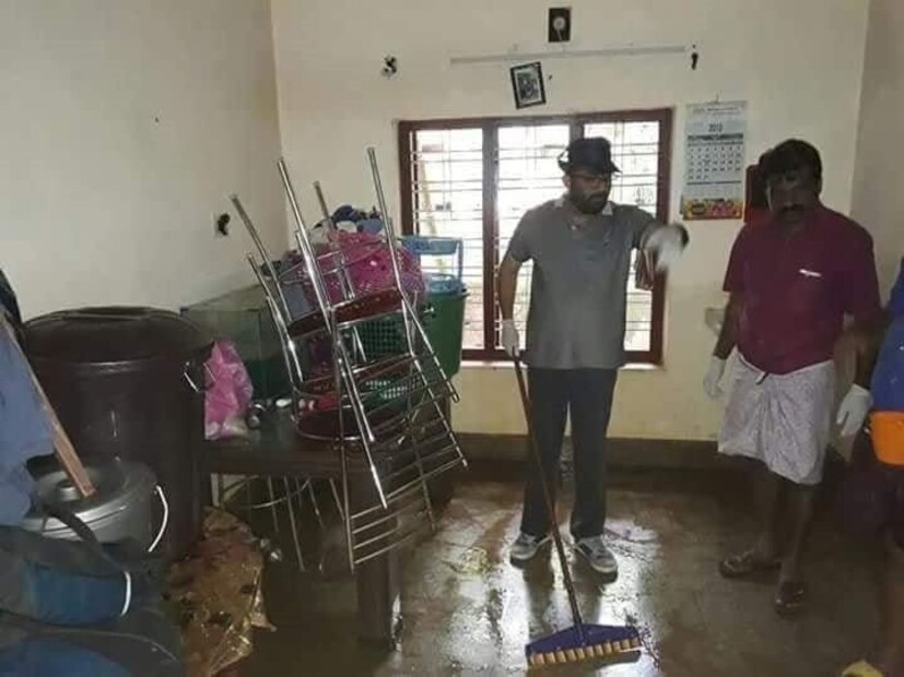  ശുചീകരണ പ്രവർത്തനങ്ങൾക്ക നേതൃത്വം നൽകുന്ന സ്പീക്കർ ശ്രീരാമകൃഷ്ണൻ