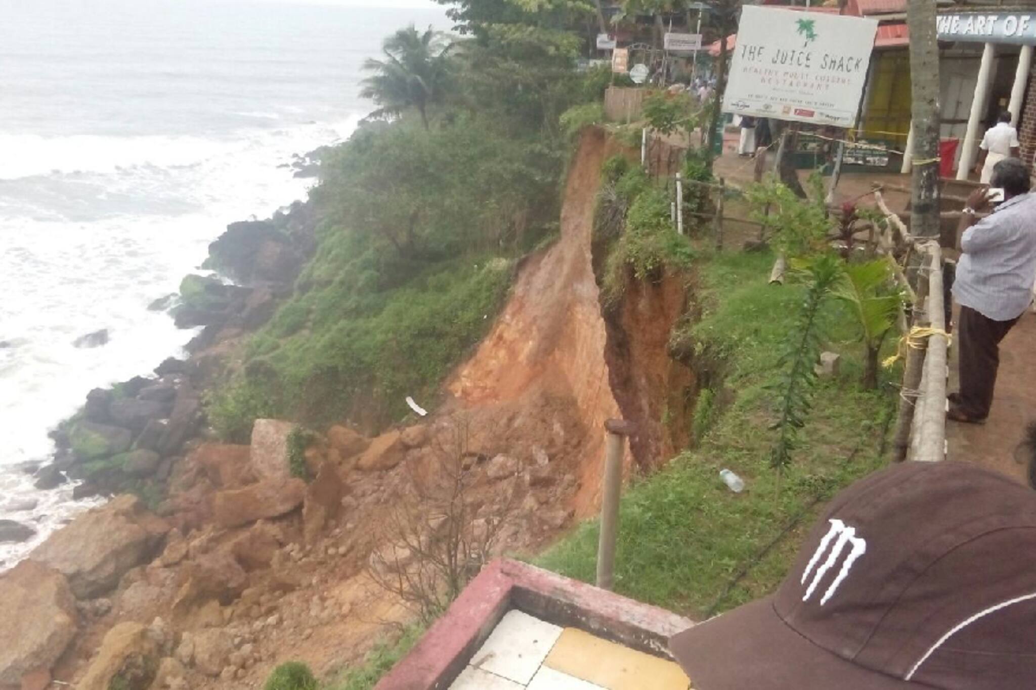 വർക്കല പാപനാശത്ത് കുന്നിടിഞ്ഞ് അന്യസംസ്ഥാന തൊഴിലാളിക്ക് പരിക്ക്