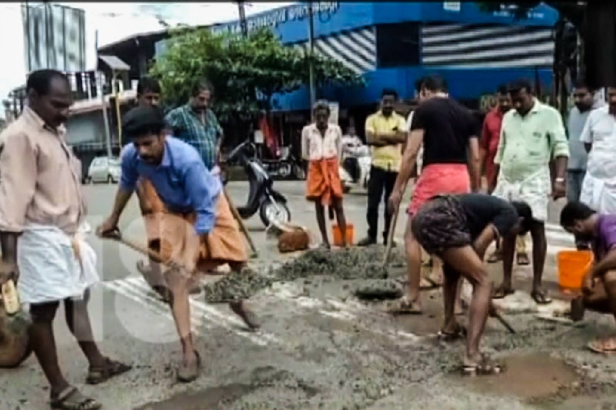 ഹർത്താൽ ദിനത്തിൽ റോഡിലെ കുഴികളടച്ച് മാതൃകയായി