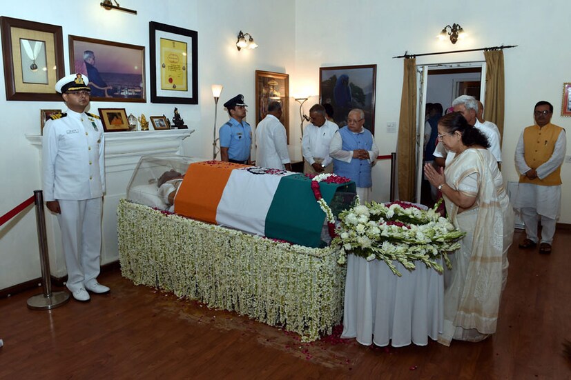  വാജ്പേയിക്ക് ആദരമർപ്പിച്ച് ലോക്സഭ സ്പീക്കർ സുമിത്ര മഹാജൻ(ചിത്രം-പിടിഐ)