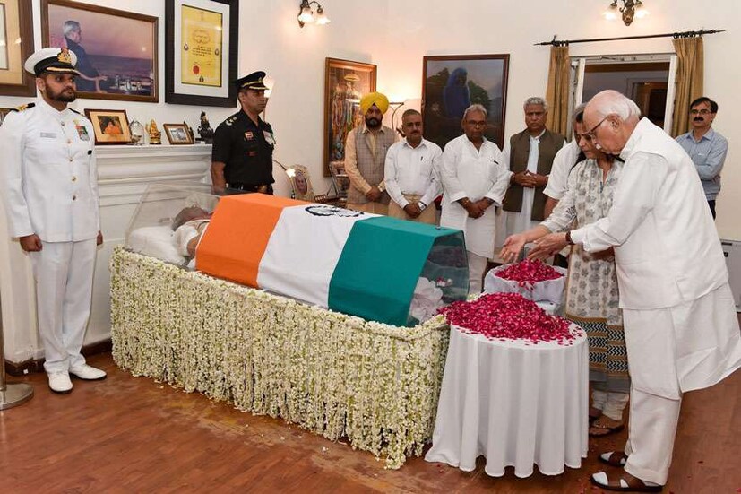  വാജ്പേയിക്ക് ആദരമർപ്പിക്കുന്ന മുതിർന്ന ബിജെപി നേതാവ് എൽകെ അദ്വാനി(ചിത്രം-പിടിഐ)