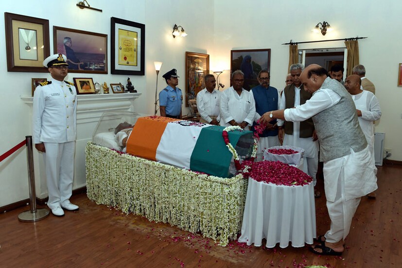  ആഭ്യന്തരമന്ത്രി രാജ്നാഥ് സിംഗ് വാജ്പേയിക്ക് ആദരമർപ്പിക്കുന്നു(ചിത്രം-പിടിഐ)