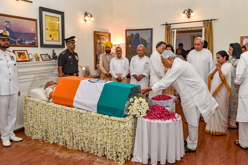  വാജ്പേയിക്ക് ആദരമർപ്പിക്കുന്ന ബിഹാർ മുഖ്യമന്ത്രി നിതീഷ് കുമാർ(ഫോട്ടോ-പിടിഐ)